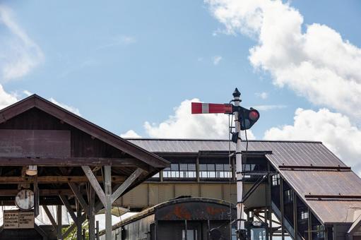 腕木式信号機と青空と駅舎 腕木式信号機と青空と駅舎の写真