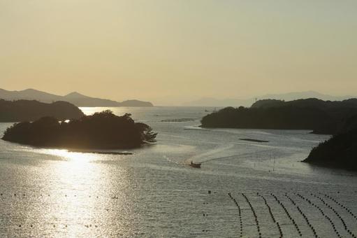 あご湾　伊勢志摩　夕景　漁船 あご湾,夕景,逆光の写真素材