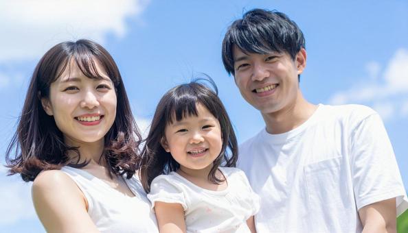 お父さん、お母さん、子供の3人家族写真 お父さん、お母さん、子供の3人家族写真の写真