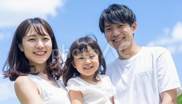 お父さん、お母さん、子供の3人家族写真 家族,3人,父の写真素材