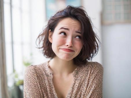おとぼけ顔の女性 おとぼけ顔の女性の写真