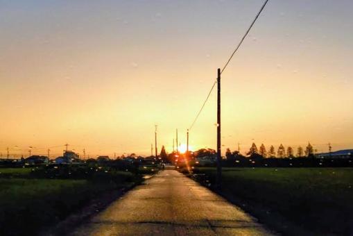 一本道と美しい夕陽 一本道と美しい夕陽の写真
