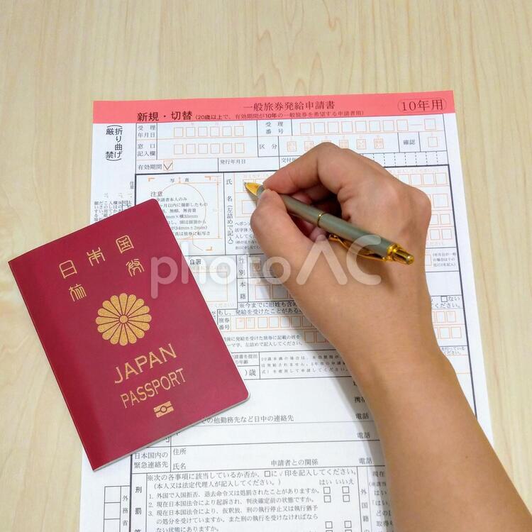 一般旅券発給申請書(10年用)に書き込む女性の手 書き込み,用紙,ボールペンの写真素材