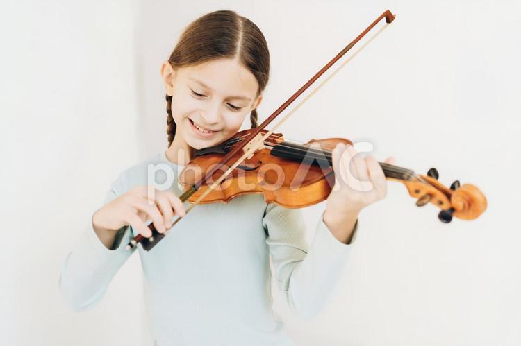 笑顔でバイオリンを練習を練習する女の子 女の子,練習,バイオリンの写真素材