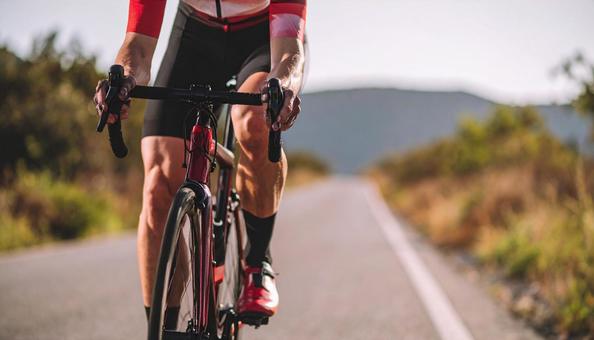 ロードレース 自転車 道路を走る選手 ロードレース 自転車 道路を走る選手 の写真