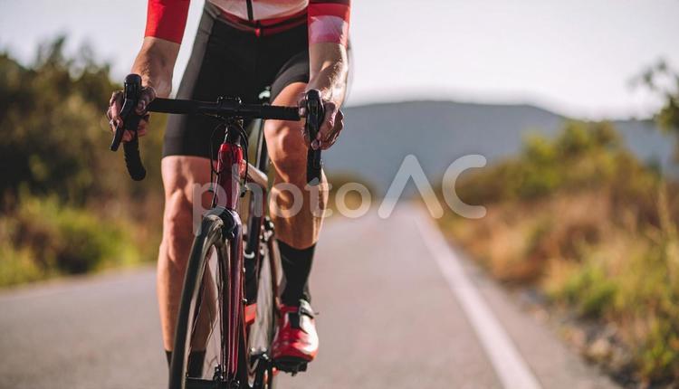 ロードレース　自転車　道路を走る選手　 自転車,サイクリスト,道路の写真素材
