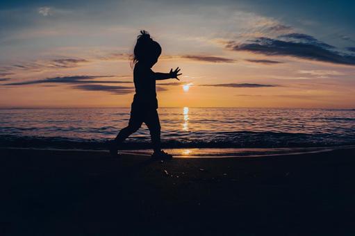 Film-style sunset sea and children's silhouettes, JPG