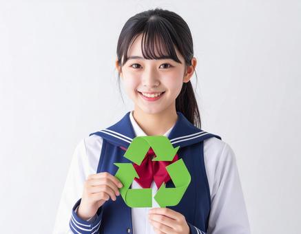 リサイクルマークを持つ女子高生のイメージの写真