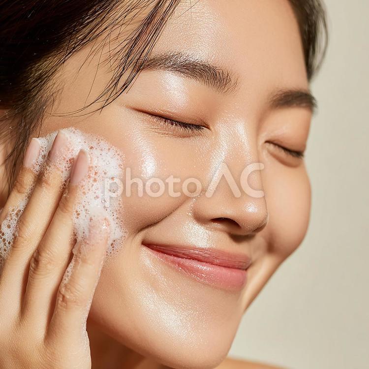 泡で洗顔する、輝く笑顔の若い女性 洗顔,泡,スキンケアの写真素材