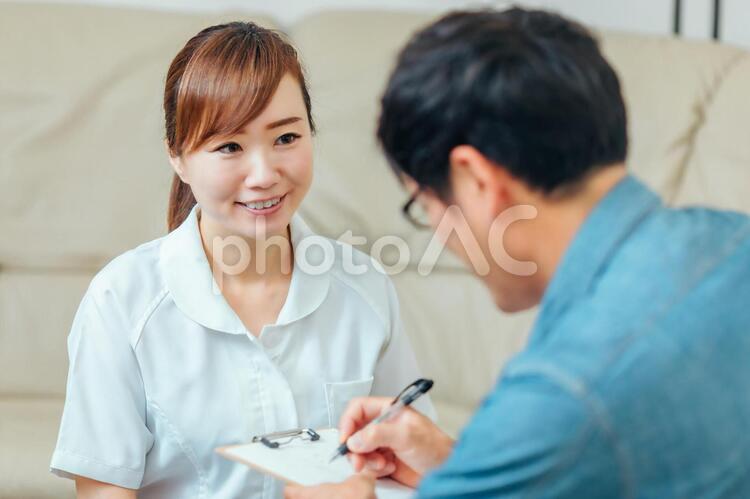 問診する看護師と男性患者 看護師,カウンセリング,問診の写真素材