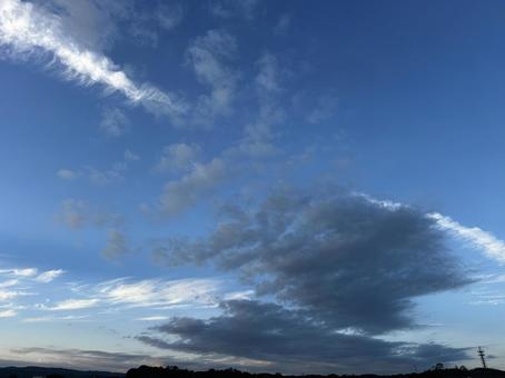 青空と黒い雲 空,青空,雲の写真素材