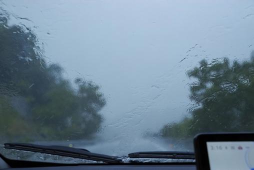 大雨の日の運転風景 大雨の日の運転風景 雨,大雨,梅雨の写真素材