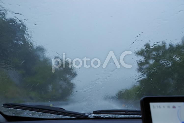 大雨の日の運転風景 雨,大雨,梅雨の写真素材