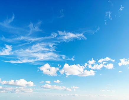 青く澄んだ夏の空と白い雲 青く澄んだ夏の空と白い雲の写真
