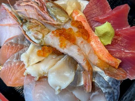 豪華絢爛な新鮮海鮮丼といくら 海鮮丼,刺身,グルメの写真素材