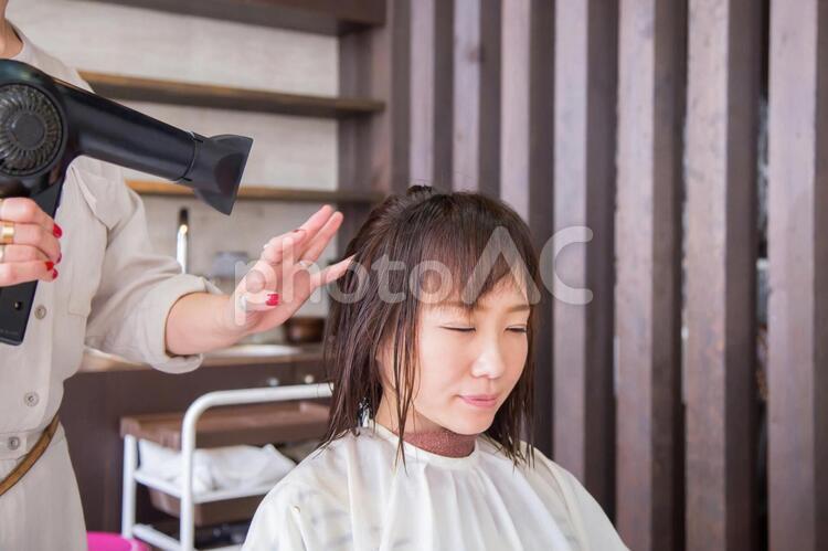 美容室でドライヤーをかけてもらう女性 ドライヤー,乾かす,ドライの写真素材