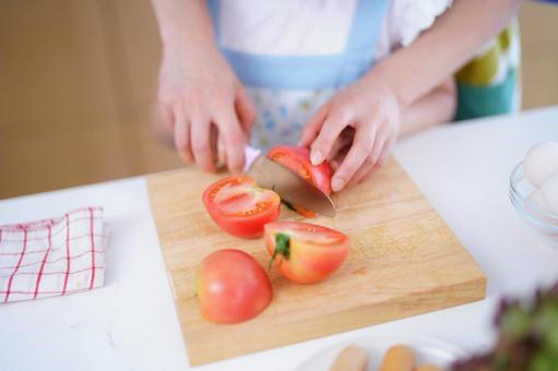 包丁を使って料理を手伝う子ども トマト,野菜,包丁の写真素材