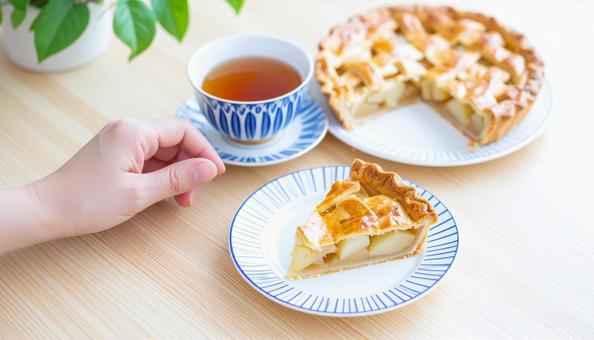 カットしてお皿に盛ったアップルパイと紅茶 カットしてお皿に盛ったアップルパイと紅茶の写真