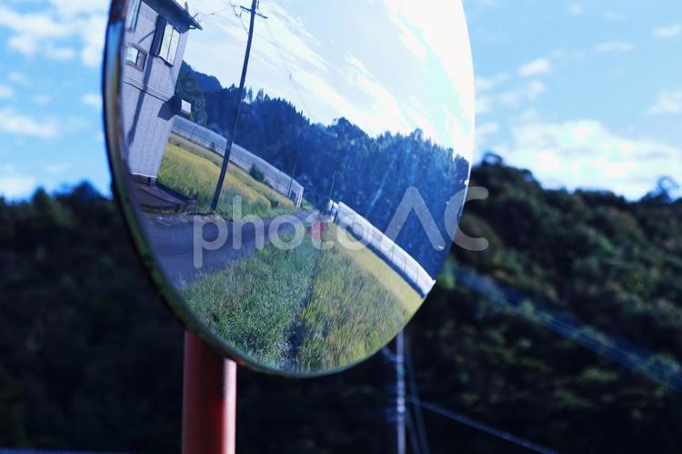 ミラーに映る田舎の風景 風景,ミラー,田舎の写真素材