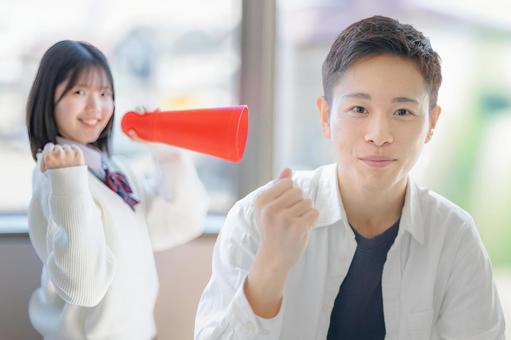 頑張る人と応援する学生 頑張る人と応援する学生 応援,ガッツポーズ,エールの写真素材