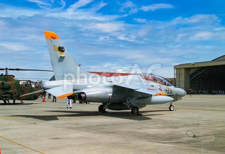 展示される航空自衛隊の練習機 T-4 航空自衛隊,自衛隊,ミリタリーの写真素材