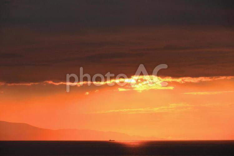 夕日の中を進む船舶 夕景,夕焼け,船舶の写真素材