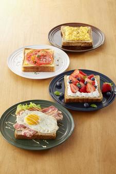 オープンサンドイッチ オープンサンドイッチ オープンサンドイッチ,トースト,料理の写真素材