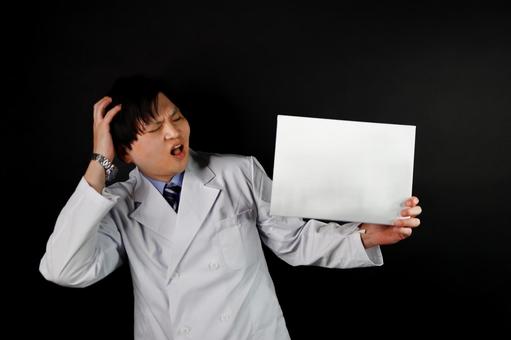 困惑する医師のポーズ 困惑する医師のポーズ 医師,男性,白衣の写真素材