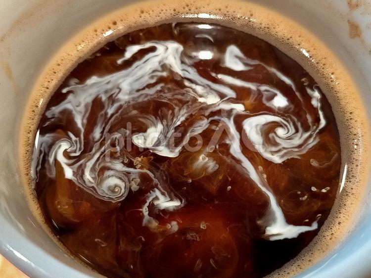 コーヒーにミルクを入れた瞬間の形 コーヒー,ミルク,珈琲の写真素材