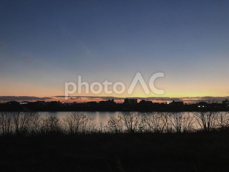 夕暮れの街並み 日暮れ,暁,水域の写真素材