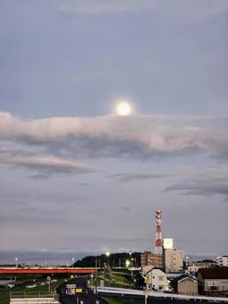 たなびく雲と輝く月 たなびく雲と輝く月 満月,雲,たなびくの写真素材