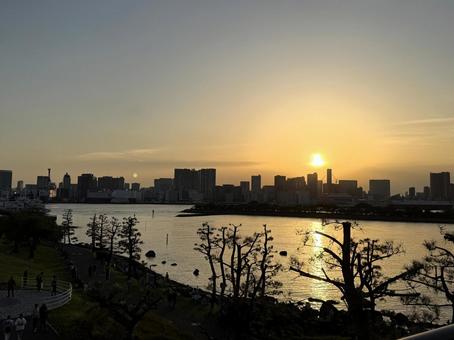 夕暮れのお台場から見た東京の景色 夕暮れのお台場から見た東京の景色の写真