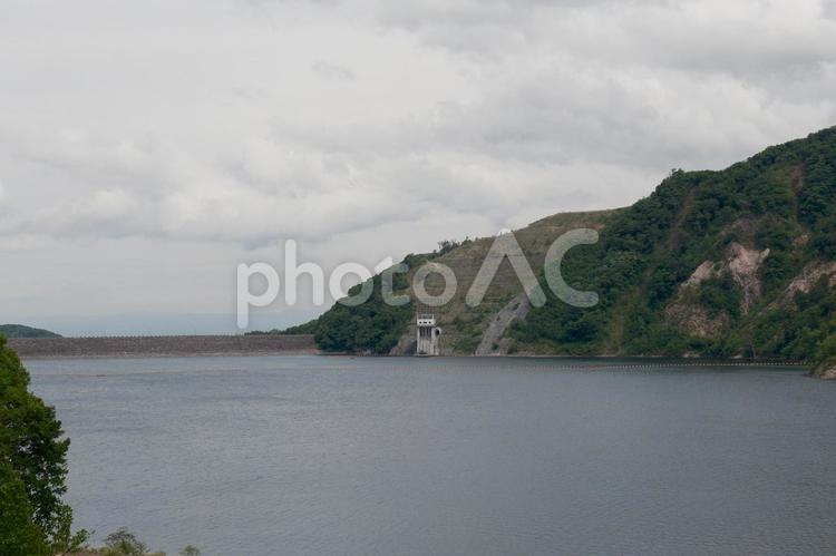 胆沢ダム　奥州湖の春の新緑の風景 胆沢ダム,奥州湖,湖の写真素材