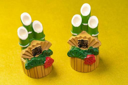 金色背景に並ぶ門松飾りの正月イメージ 正月,迎春,新年の写真素材