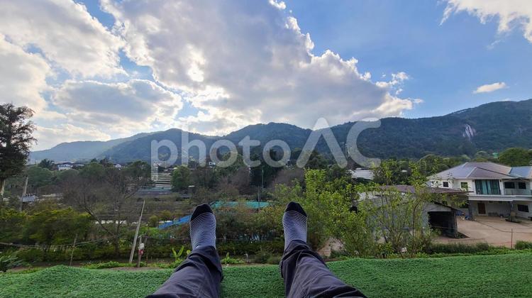 大自然の中　くつろぐ 田舎,自然,夕方の写真素材