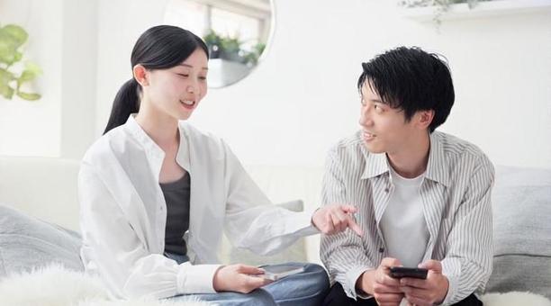 浮気を疑い口論をするアジア人女性 浮気を疑い口論をするアジア人女性の写真