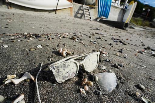 神奈川 真名瀬海岸4忘れられたサングラス サングラス,漂流物,真名瀬海岸の写真素材