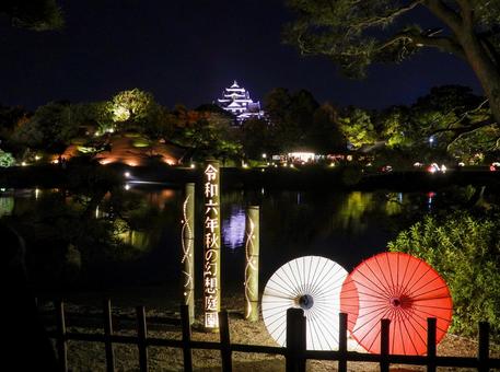 ライトアップされた和傘と岡山城天守閣 ライトアップされた和傘と岡山城天守閣 岡山城,岡山後楽園,ライトアップの写真素材