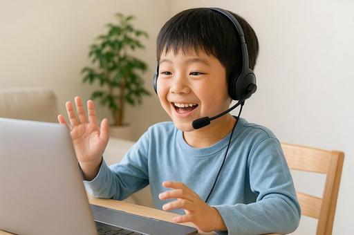 オンライン英会話を受ける子供 オンライン英会話を受ける子供の写真