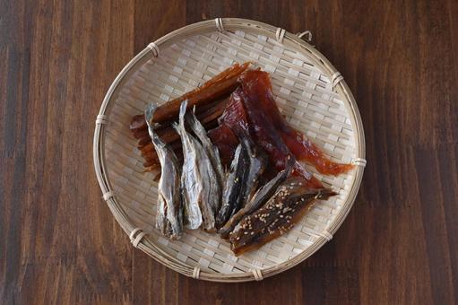 珍味盛り合せ(4種) 珍味盛り合せ(4種) 鮭とば,とば,冬葉の写真素材