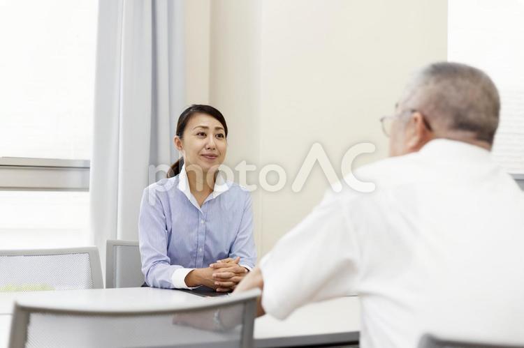 面談をしている風景 ビジネス,女性,男性の写真素材
