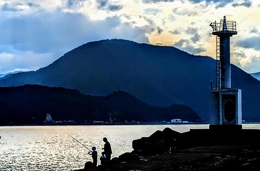 海のシルエット 海のシルエット 夕方,釣り,家族の写真素材
