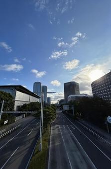 朝の街 空,青空,街並みの写真素材