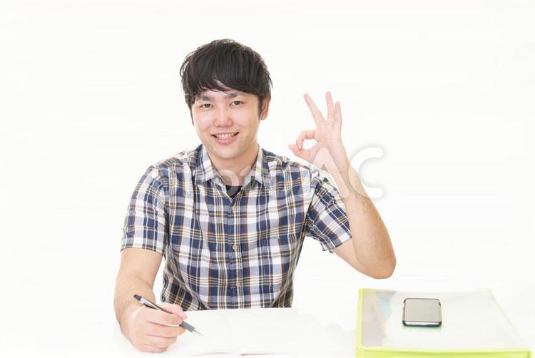 OKサインのジェスチャーをする男性 男性,健康,笑顔の写真素材
