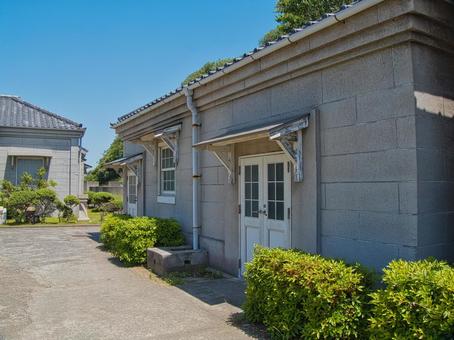 男木島灯台の管理棟 男木島灯台の管理棟 洋風建築,アンティーク,海の写真素材