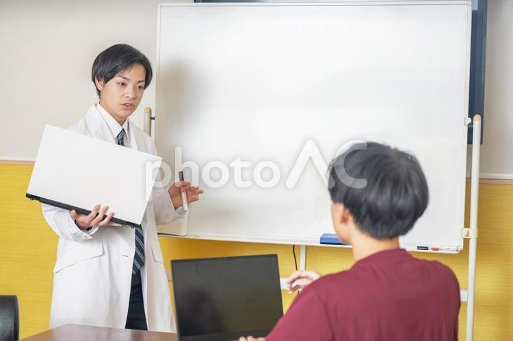 話し合う医療系男性 男性,若者,白衣の写真素材