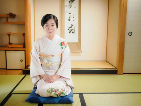 33：和服で微笑んでいる女性 着物,ご挨拶,ごあいさつの写真素材