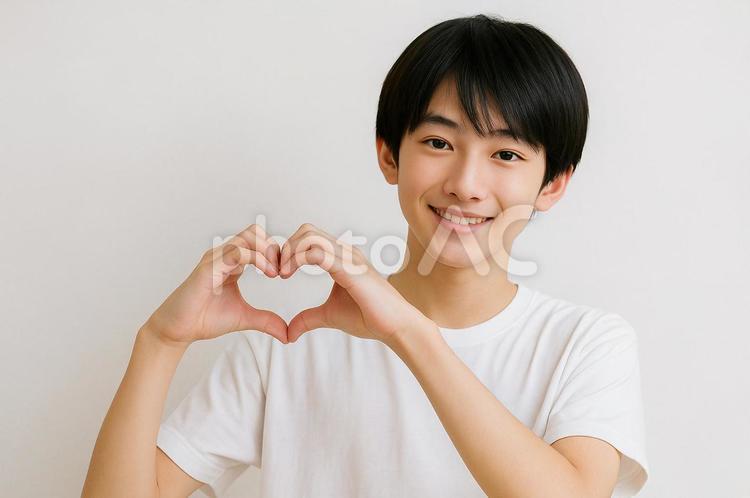 手でハートを作る笑顔の人 ハートポーズ,笑顔,優しい表情の写真素材
