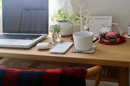 デスクワーク　冬イメージ パソコン,スマホ,ビジネスの写真素材