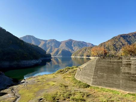秋の福井の九頭竜ダム　紅葉に色づく湖 秋,道路,晩秋の写真素材